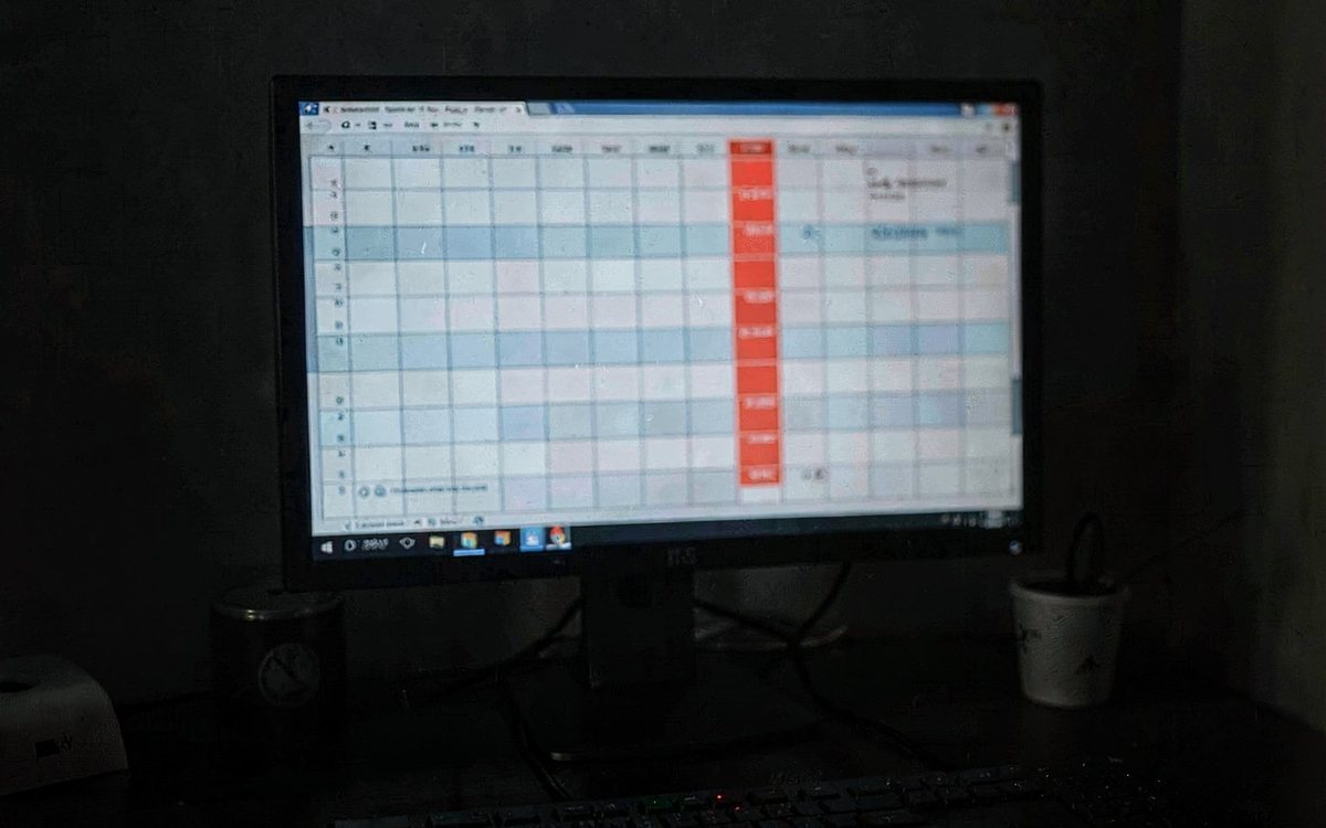 Bildschirm mit einer Tabelle, eine Spalte rot hervorgehoben