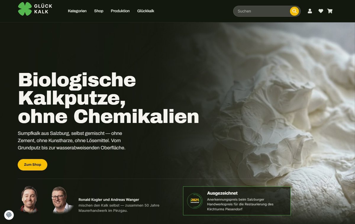 Startseite von glueckkalk.at: dunkle Bühne mit rohem Sumpfkalk, Schlagzeile „Biologische Kalkputze, ohne Chemikalien“, darunter die beiden Inhaber